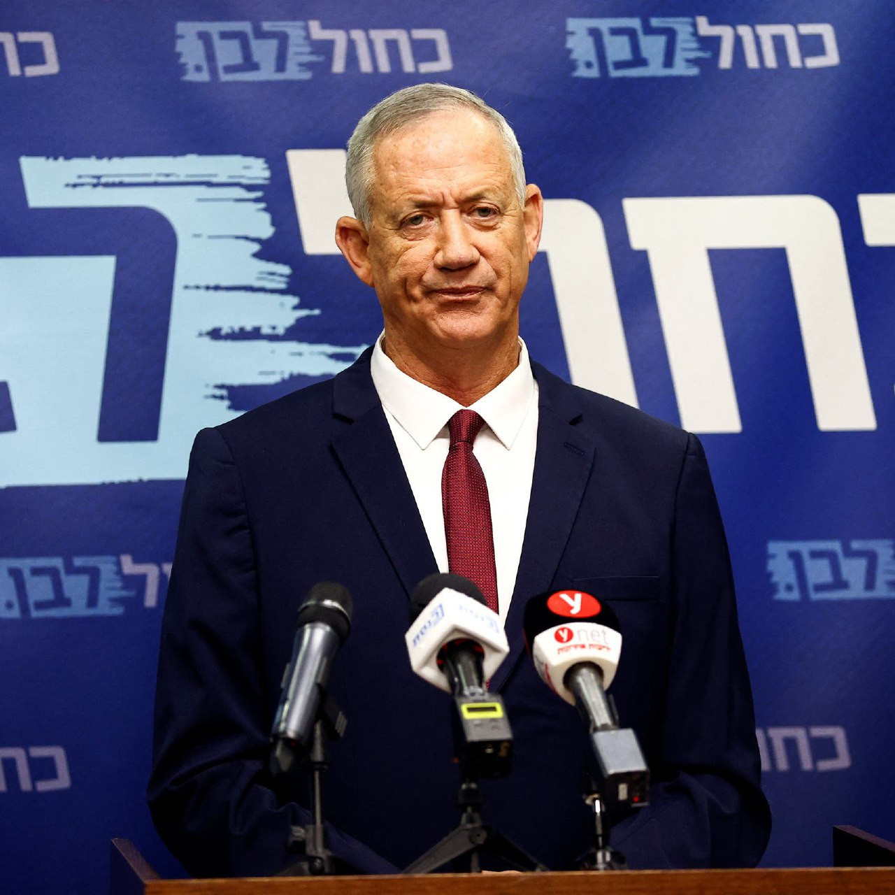 وزير الدفاع الإسرائيلي يتهم إيران بمحاولة شراء لبنان