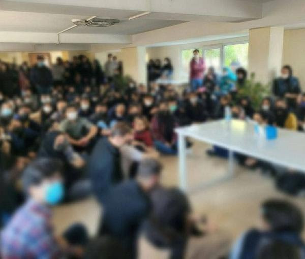 طلاب الجامعات وتلاميذ المدارس يواصلون تحدي النظام الإيراني