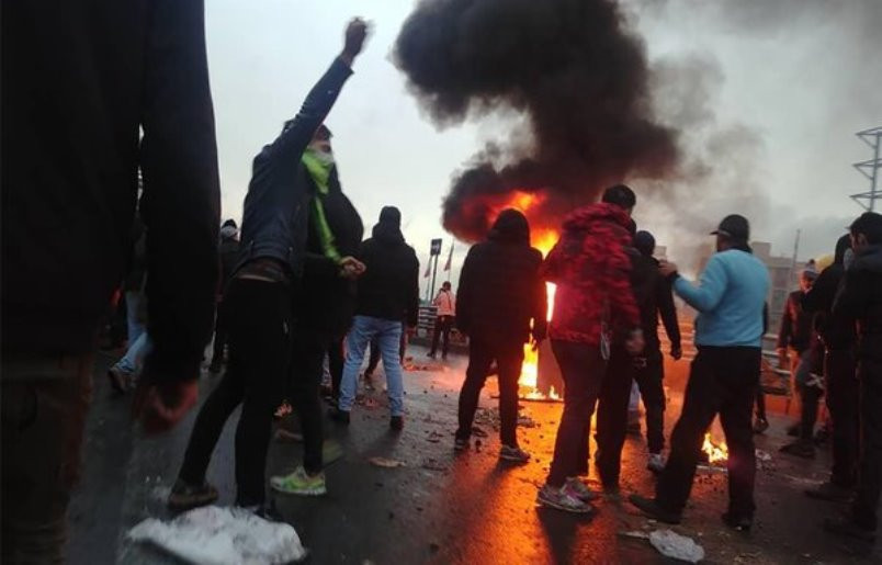 السلطات الإيرانية تستعين بـ"الخيالة" لقمع الاحتجاجات