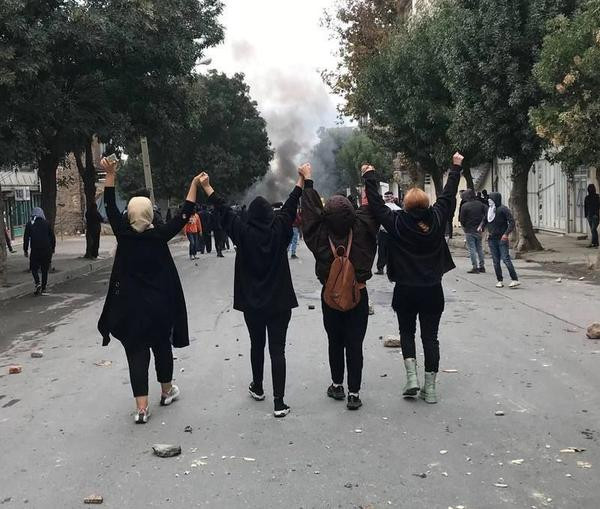 انتفاضة الإيرانيين تتوسع وأحياء طهران تعج بالمظاهرات وحصيلة جديدة لقتلى الاحتجاجات