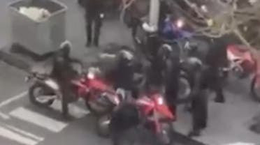 فيديو يوثق ركل ضابط إيراني لسيدة في طهران