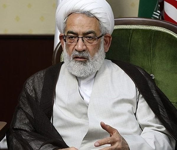 مسؤول إيراني يهدد النساء والفتيات اللواتي يخلعن الحجاب الإجباري