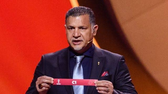 النظام الإيراني يجبر طائرة على الهبوط لمنع سفر عائلة لاعب كرة القدم "علي دائي"