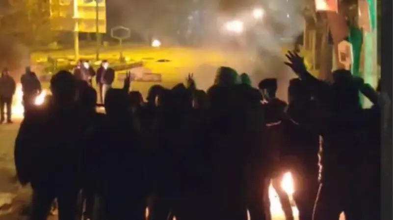 الأمن يهاجم منازل أهالي ضحايا الاحتجاجات في أصفهان