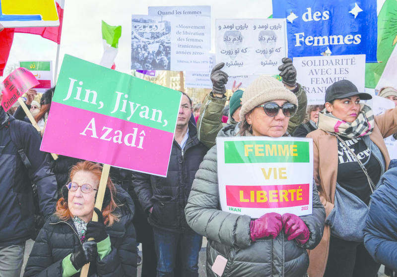 إضراب في مجمع بتروكيماويات جنوب إيران وحفيد "الخميني" يطالب بتسليم الحكم للشعب