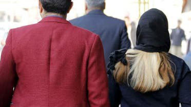 نائب إيراني يتهم النساء غير المحجبات بسرقة الرجال