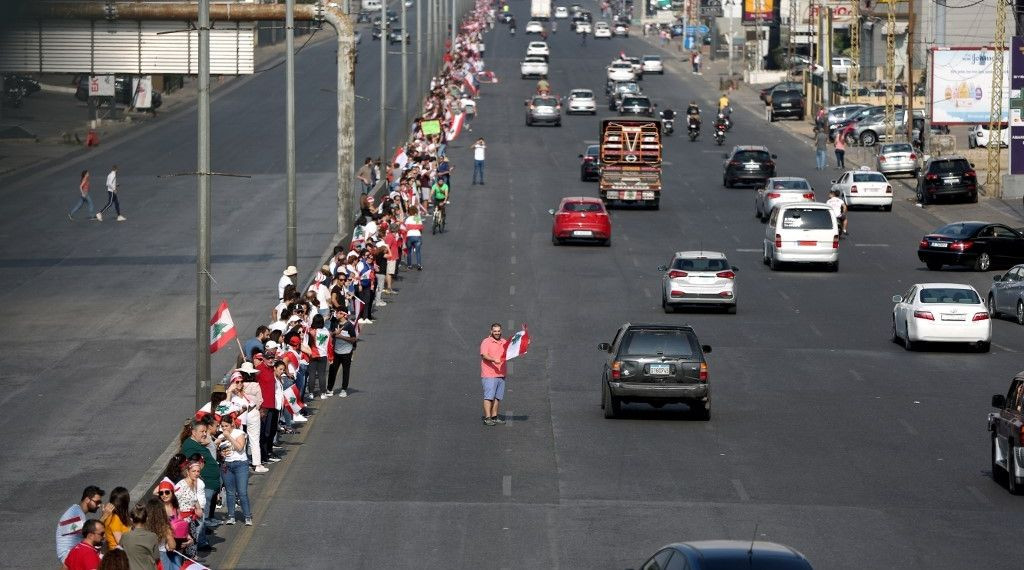 لبنان.. وسيلة جديدة للمتظاهرين وإضراب عام وساعات حاسمة للحكومة