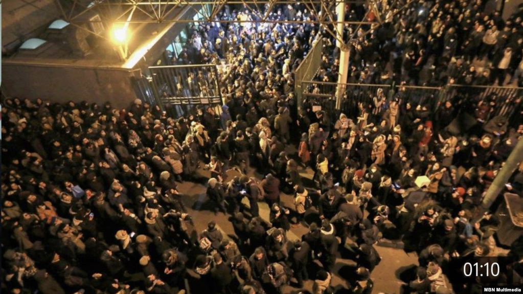 إيران.. مظاهرات متواصلة في جامعة طهران واعتراف باعتقال متظاهرين