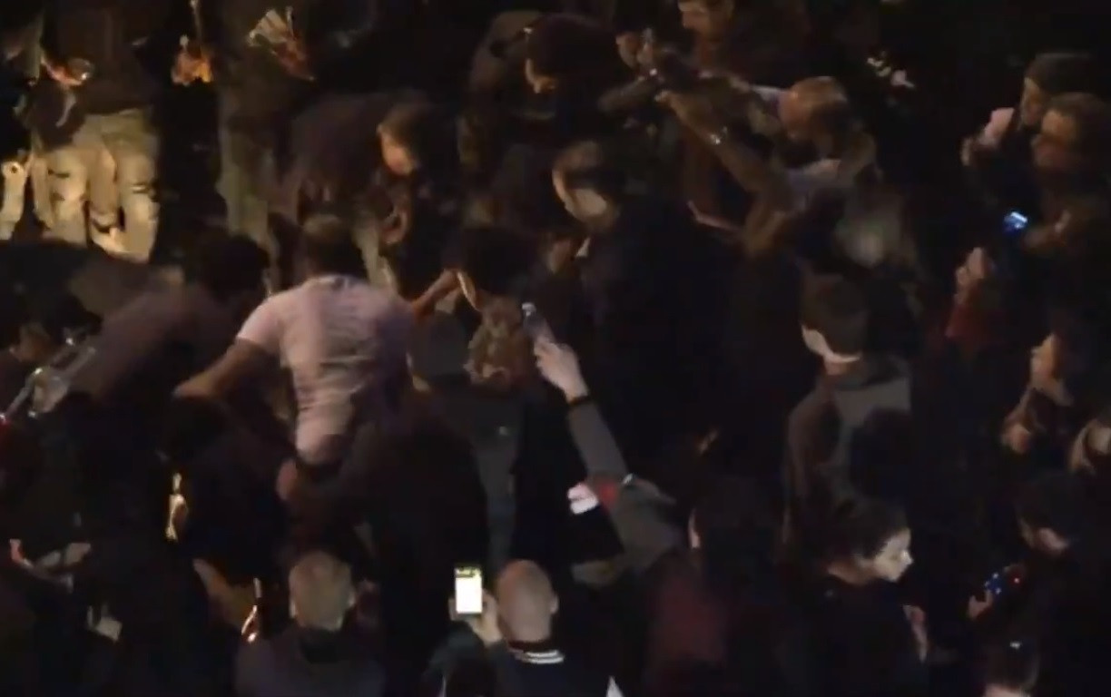 لبنان.. متظاهر يضرم النار في جسده وسط بيروت (فيديو)