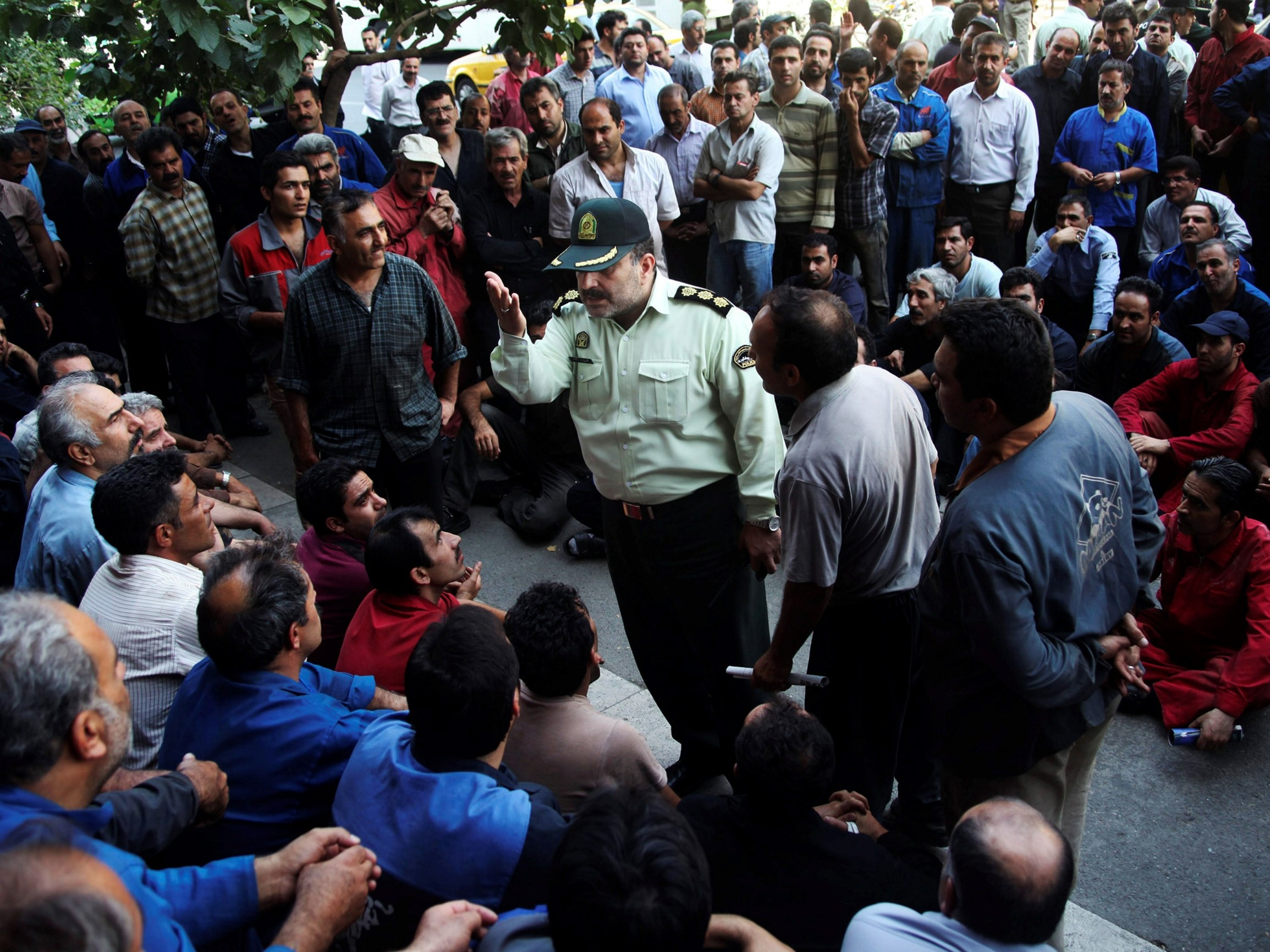 "العمل" تستعد لتدريب السوريين وتتجاهل البطالة في إيران