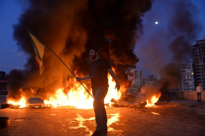 لبنان.. قطع طرقات احتجاجا على تردي الأوضاع المعيشية