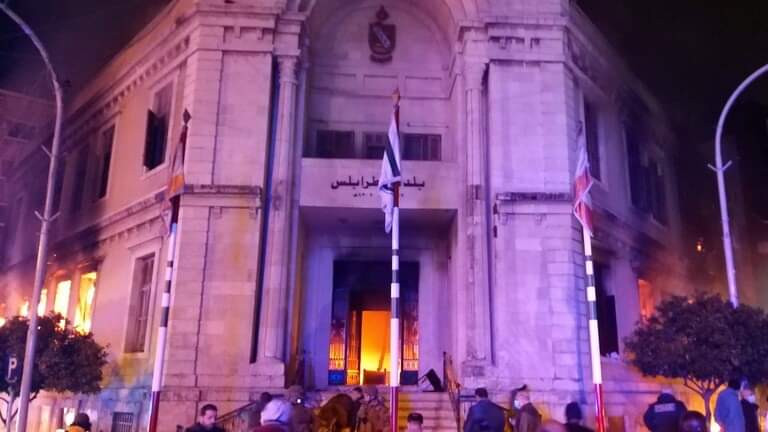 بالفيديو.. إحراق مبنى بلدية طرابلس بقنابل "المولوتوف".. و"دياب": سنسقط أولئك المجرمين