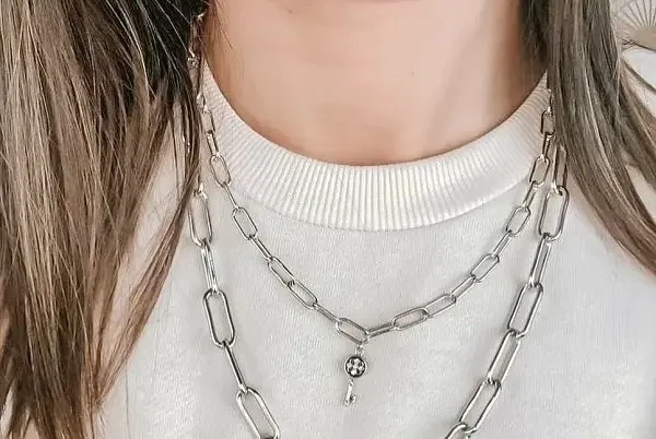 تفسير رؤية قلادة الفضة في المنام: دلالات الخير والجمال