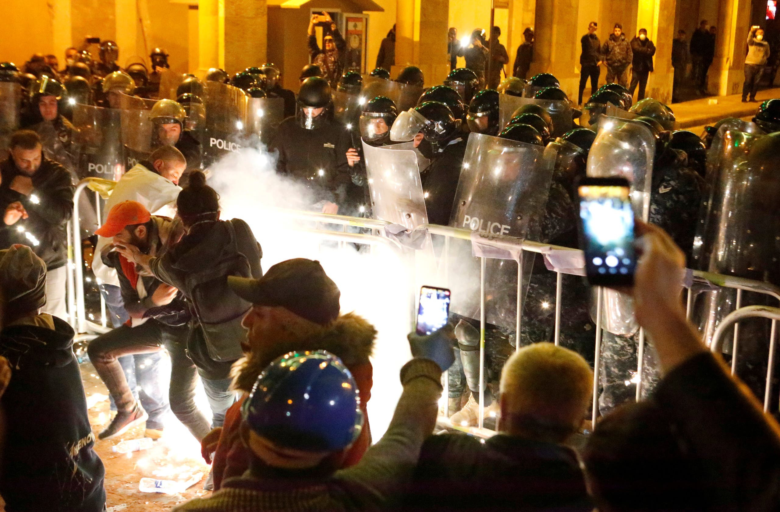 لبنان.. مظاهرات أمام البرلمان والحريري يرفض تشكيل الحكومة