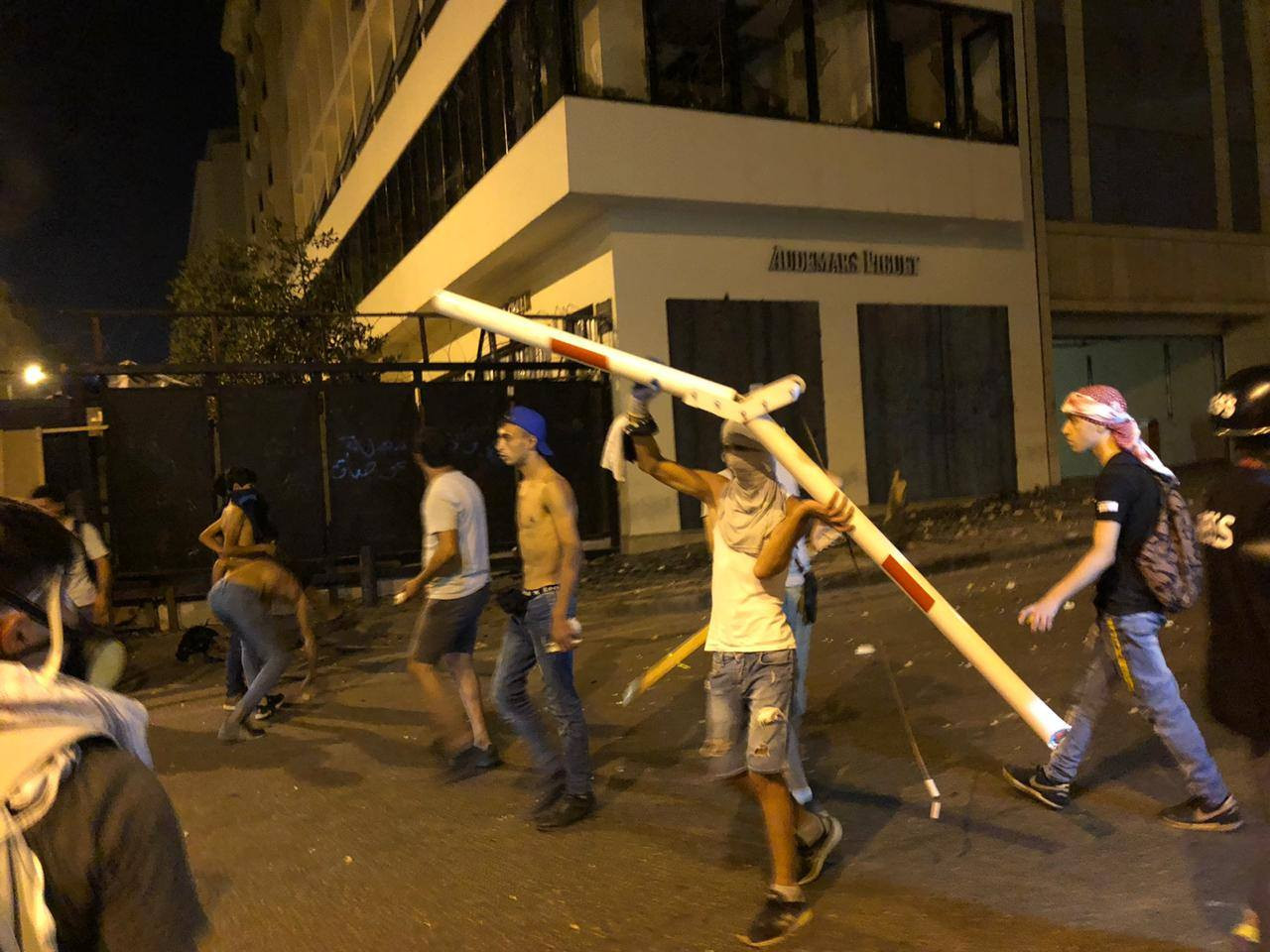 لبنان.. مواجهات بين الأمن ومتظاهرين في الذكرى الأولى لانطلاق الاحتجاجات