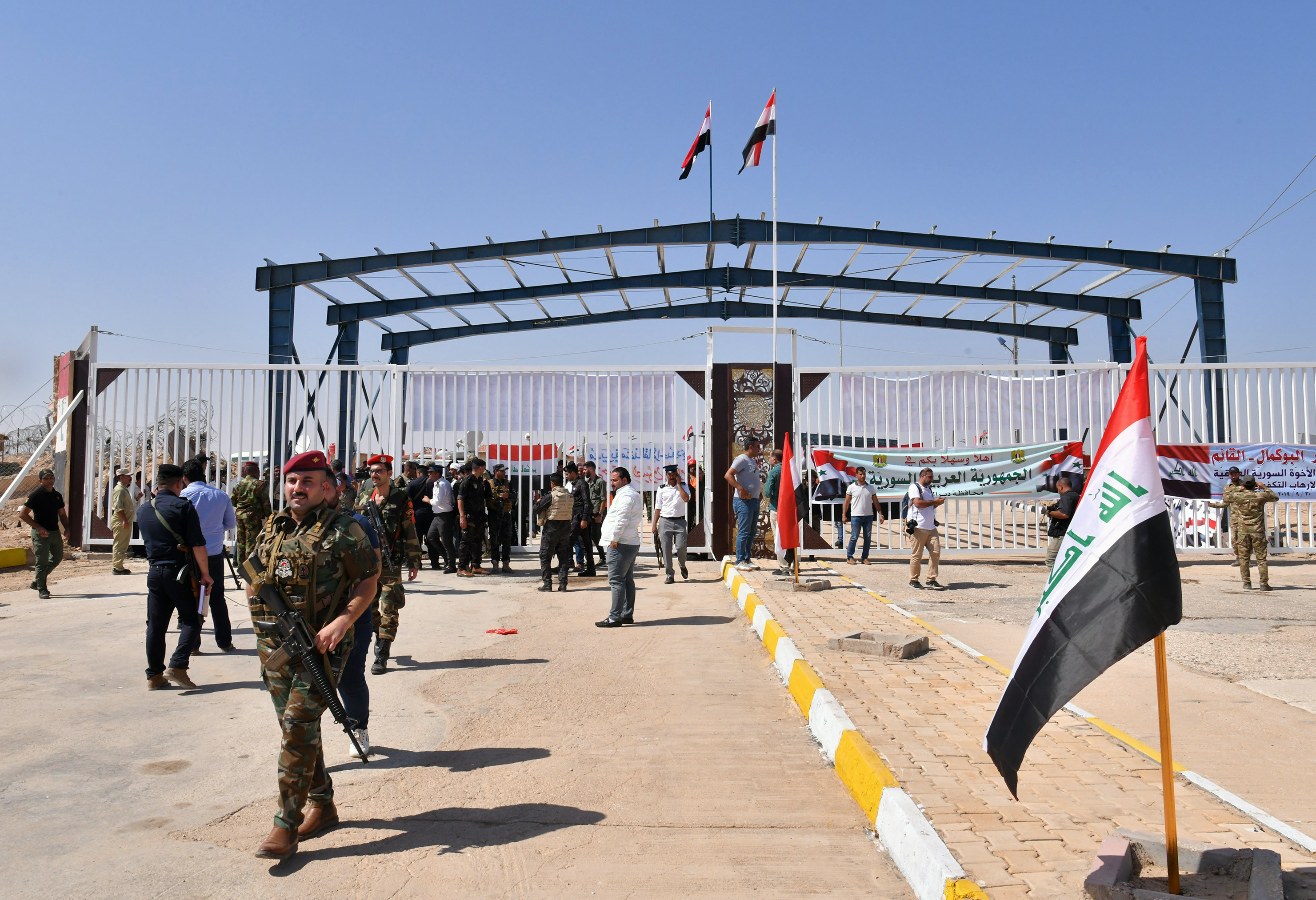 شريان المال والسلاح.. نصرالله يرحّب بافتتاح معبر البوكمال