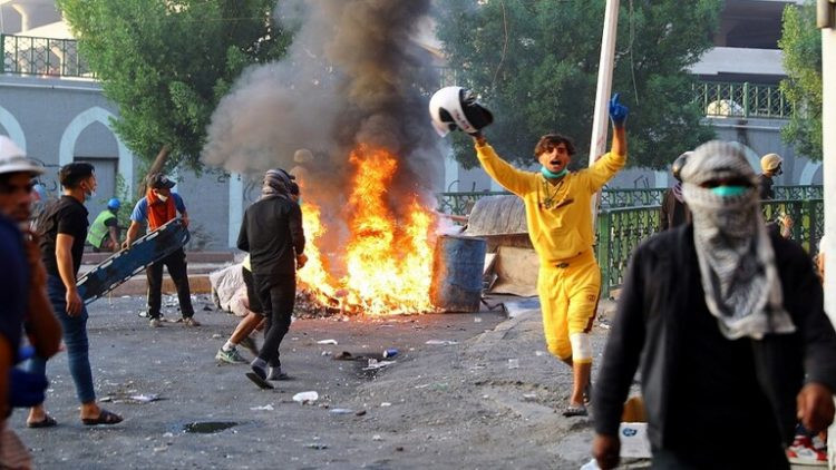 مظاهرة للقوات الأمنية في كربلاء وخطة أممية للحل في العراق من ثلاث مراحل