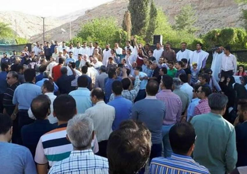 الشرطة الإيـرانية تقتحم تجمعا احتجاجيا لعمال شركة لقصب السكر