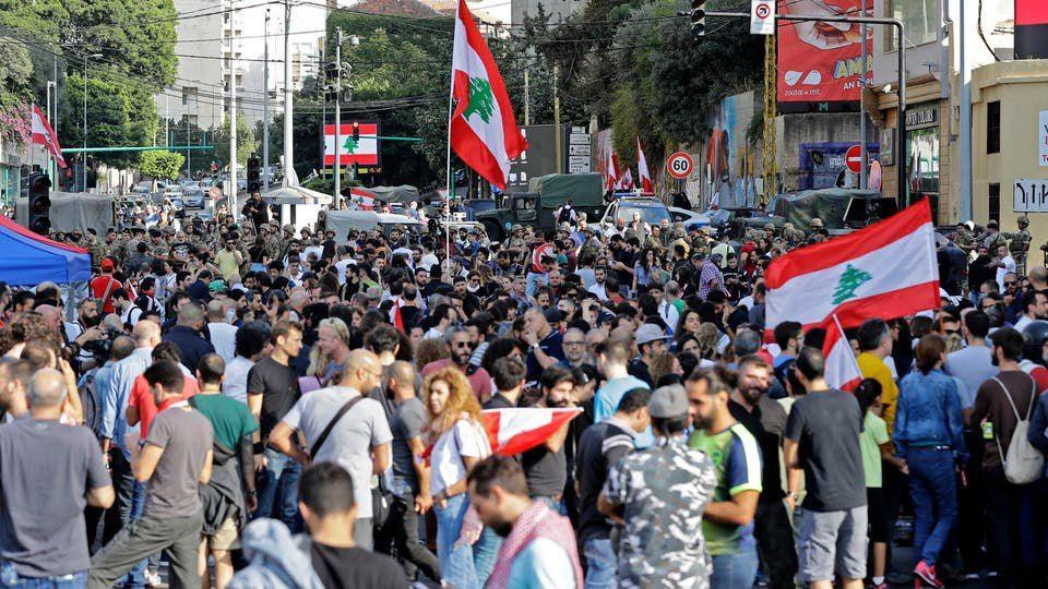 محتجون لبنانيون غاضبون من تهريب المحروقات إلى سوريا