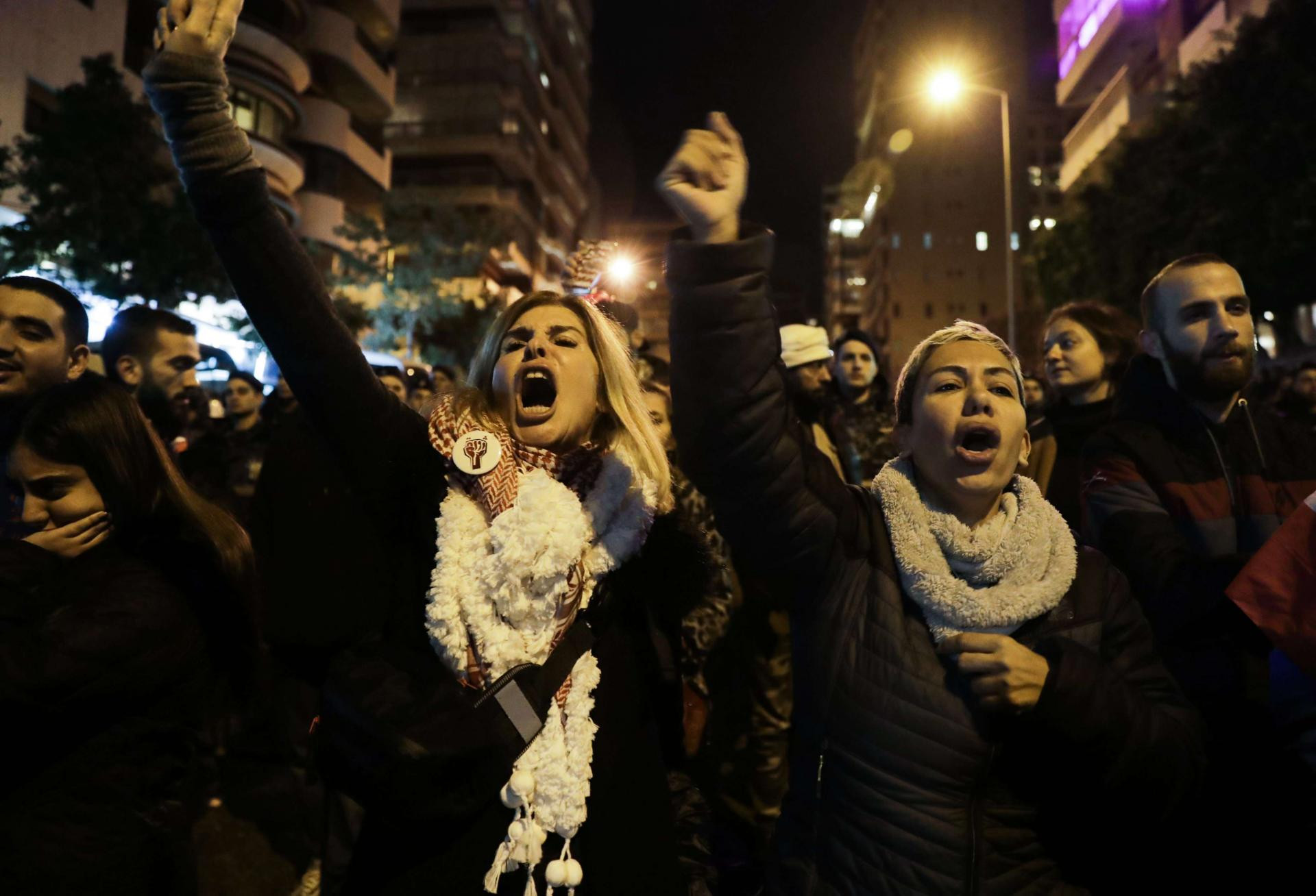 لبنان.. محتجون يرفضون تكليف دياب ويحاصرون منزله