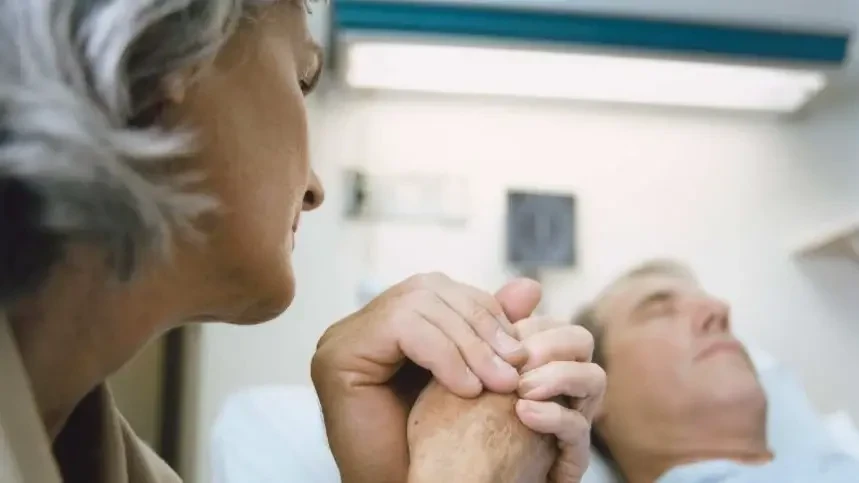 تفسير حلمت أن أبي مات وهو ميت: رسائل من العالم الآخر أم مجرد اشتياق؟