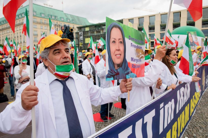 في تجمع غير مسبوق.. معارضة إيـران تدعو لانتفاضة شعبية ضد النظام