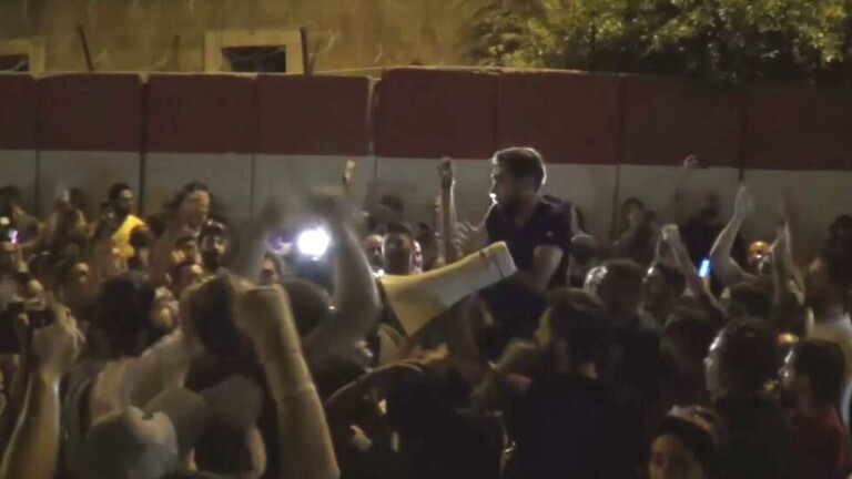 إطلاق نار على المتظاهرين في بيروت والمظاهرات تعم لبنان