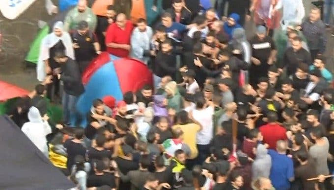 بعد النبطية.. زعران "حزب الله" و"أمل" يهاجمون المتظاهرين وسط بيروت