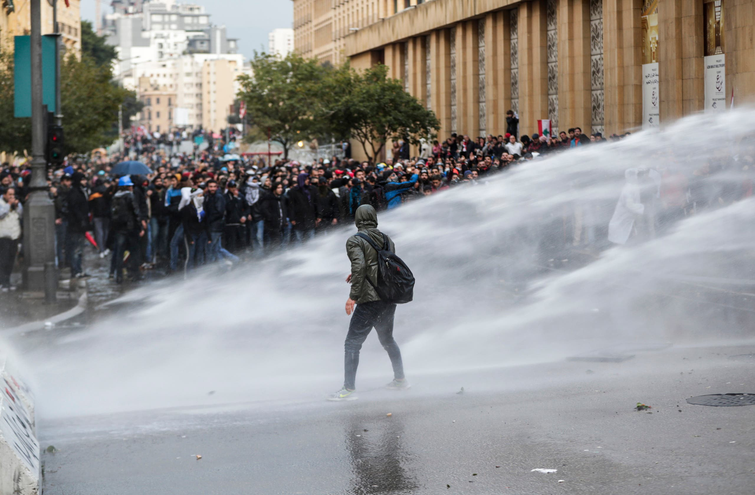 لبنان.. إصابة المئات في يوم دامٍ ومقطع فيديو يثير موجة غضب