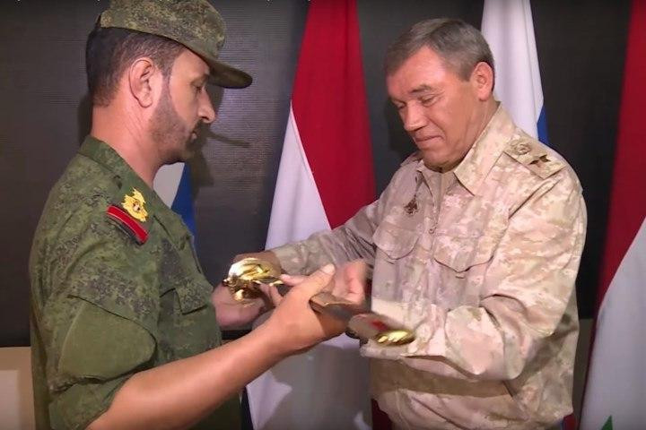 أذرع ميليشيات إيـران الإعلامية تشن هجوما على رجل روسيا في سوريا