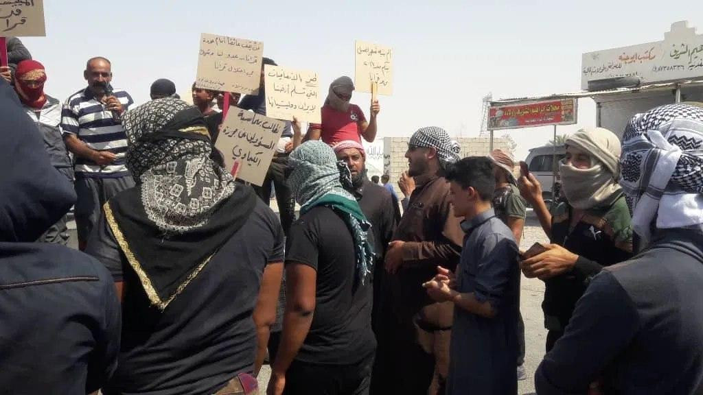 أهالي ديرالزور يتظاهرون للمطالبة بخروج ميليشيات إيران وإسقاط الأسد