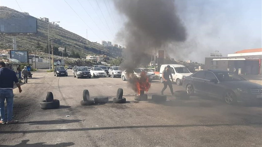 لبنان.. احتجاجات متواصلة وقطع طرقات