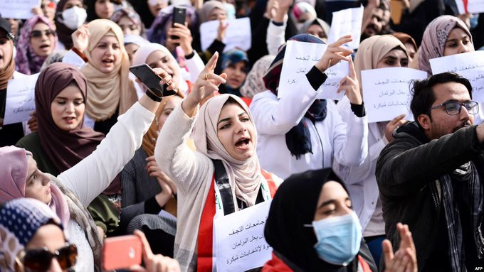 طلبة العراق يلعنون إضرابا مفتوحا والمظاهرات باتساع