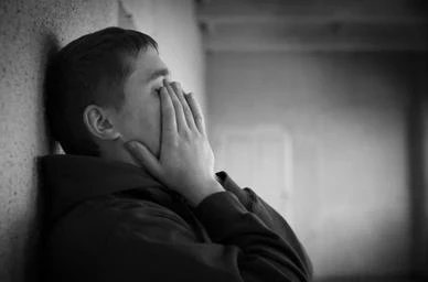 تفسير حلم البكاء على شخص مات لابن سيرين والنابلسي للعزباء والمتزوجة والحامل