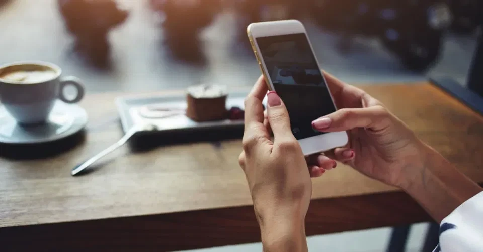 تفسير رؤية الهاتف النقال في المنام: دلالات الاتصال والتواصل