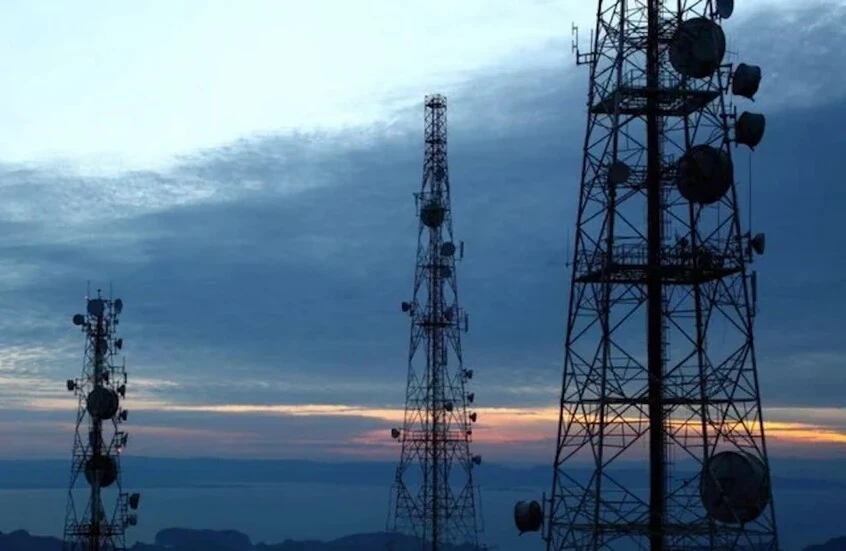 إذاعة "يوم القيامة" تبث رسالتين غامضتين عشية قمة بوتين و ترامب