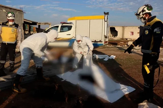 انتشال رفات 7 أشخاص في قرية الباني: "الخوذ البيضاء" تكشف جرائم الماضي وتطالب بحماية كرامة الضحايا