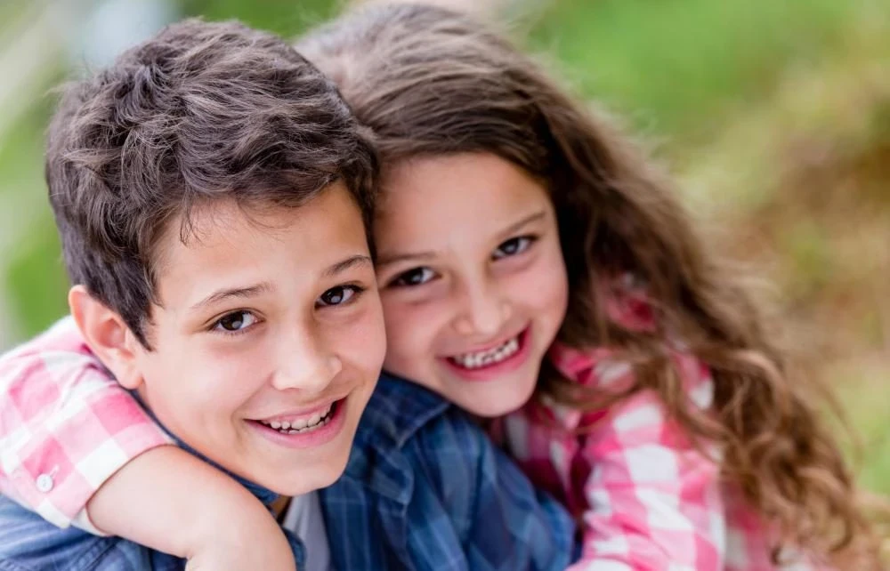 تفسير رؤية الأخ في المنام: دلالات الخير والأمان