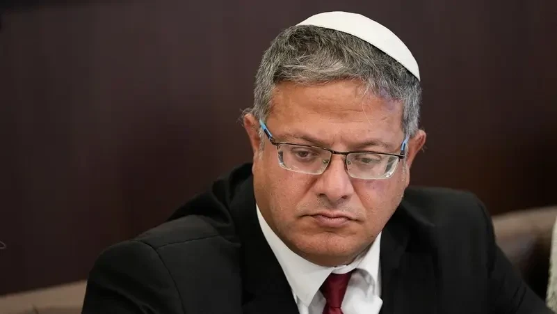 استقالات وزارية في حكومة نتنياهو: أزمة داخلية بسبب اتفاق غزة