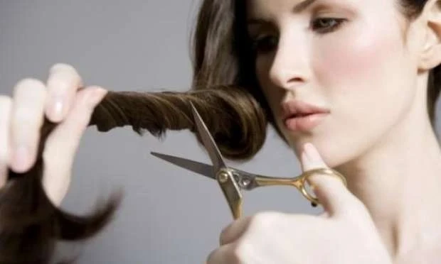 تفسير حلمت أني قصيت شعري: تحرر أم فقدان؟